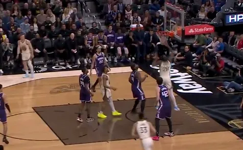 开云-巴锡挡拆顺下空接扣篮打进，8中5已砍下10分8篮板